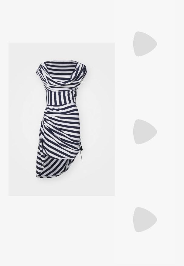 Sinead Gorey HACIENDA STRIPE ASYMMETRIC DRAPED HIGH LOW DRESS - Robe de soirée - white/navy; Mocassin à talon escarpin noir en cuir lisse, avec un bout pointu, un talon élancé, et des découpes latérales avec une sangle à boucle.; Des lunettes en plastique rouge avec une monture rectangulaire, des verres transparents et des branches fines. Le logo de la marque "even&odd" est embouti sur la branche.; Sac à épaule tissé noir avec une bandoulière en cuir lisse et une fermeture éclair. Présente une surface texturée et une forme courbée.
