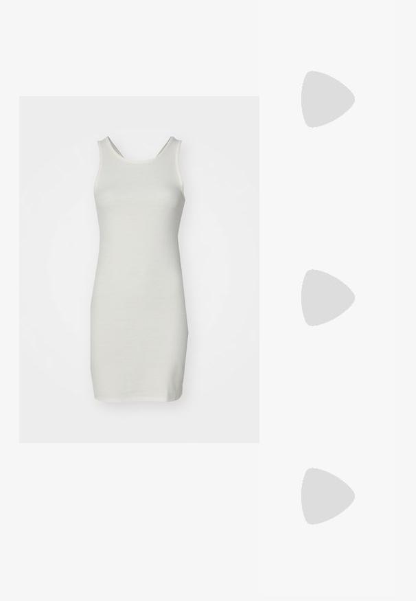 Balta, be rankovių suknelė, pagaminta iš tekstūruoto audinio. Turi apvalų iškirpimą ir prigludusią siluetą, siekiančią virš kelių.; Šviesiai rudi zomšiniai sportbačiai su lygiu paviršiumi, turintys tris tamsias juostas, apvalų nosį ir storesnį padu su raštuota briauna.; Rudos aukso dėklai su ovaliais lęšiais, plonomis kojelėmis ir skaidriais akcentais. Ant šventyklos yra subtilus logotipas. Plonas, lengvas dizainas.; Ruda odinė kryžminė rankinė, turinti kreivą formą, auksinius metalinius elementus ir sagtį. Yra nuimama petneša.