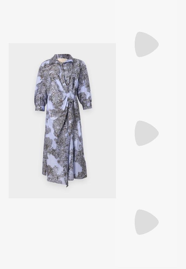 Robe bleu clair avec imprimé botanique noir, dotée d'un col, de manches bouffantes et d'un détail de taille nouée. Tissu doux, longueur genou.; Baskets en cuir blanc, design bas, avec une texture lisse, bout rond, lacets à l'avant et un petit logo brodé sur le côté.; Sac seau en cuir noir avec une finition texturée, accents en matériel doré et une ouverture en haut. Il dispose d'une courte poignée et d'une sangle d'épaule réglable.; Boucles d'oreilles avec clou en métal doré et design torsadé. Chaque boucle d'oreille est dotée d'un arrière transparent circulaire pour un port sécurisé.