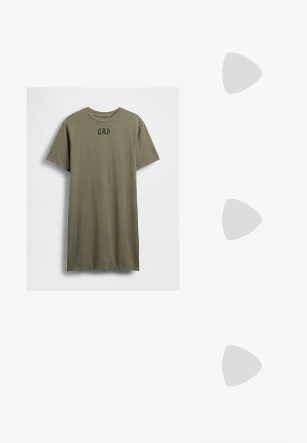 T-shirt de algodão de manga curta, verde oliva, com decote redondo e logo preto da GAP centralizado no peito.; Chinelas pretas com uma tira superior lisa e uma sola de plataforma texturizada. Design minimalista com uma silhueta de baixo perfil.; Óculos de sol pretos em estilo cat-eye com lentes cinza escuro, armação plástica elegante, cantos pontiagudos e hastes retas. Sem hardware ou acentos visíveis.; Saco de palha natural trançada com uma superfície texturada, grande abertura no topo, forma curvada e uma alça de couro escuro. Apresenta um detalhe preto na base.