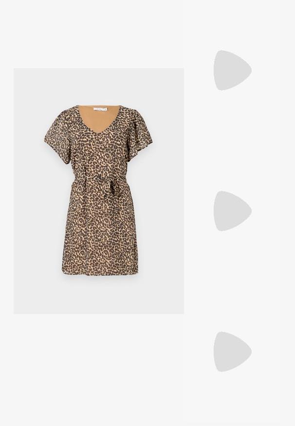 Obleka z leopardjim vzorcem in V-izrezom ter kratkimi letečimi rokavi. Narejena iz lahkotnega materiala, z oprijetim pasom in usklajenim kravatem.; Črne natikače s trakovi in kvadratnim prstom ter nizkim blokastim peto. Imajo več tankih trakov in nastavljiv trak okoli gležnja. Narejene so iz gladkega usnja.; Črna usnjena torba čez ramo z gladko teksturo, pravokotno obliko in kovinskim verižnim detajlom spredaj. Vključena je nastavljiva naramnica.; Uhani z zlatim tonom v obliki podaljšanih stožcev s spiralnimi detajli. Gladka površina z odbojno obdelavo, ki vključuje ukrivljene akcentne podrobnosti.