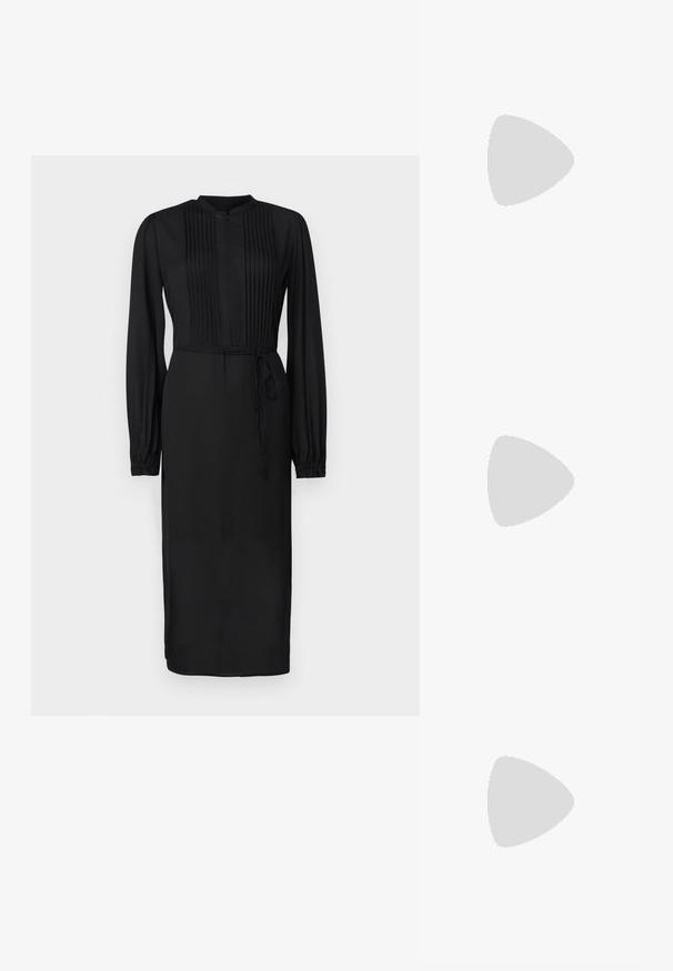 Svart kjole med lange ermer, plisserte detaljer foran, høy hals og en tett livrem. Laget av glatt stoff med en rett silhuett.; Sorte lakkede hæle med spids tå, justerbare ankelstropper og en slank hæl. Glat tekstur med en skinnende overflade.; Sort lærveske med en strukturert design, som har en avkortet form, topphåndtak og detaljer i gull. Justerbar skulderstropp inkludert.; Sølvøreringer med en jevn, buet design. Har en blank metallisk finish og en studlås. Ingen synlige mønstre eller aksenter.