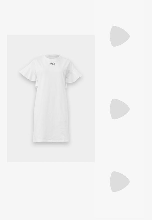 Hvit bomullskjole med korte volangermarmer og rund hals med svart brodert tekst nær kragen. En enkel og rett design.; Svart spiss tå slingback-sko med lav hæl, laget av jevnt skinnmateriale og med utskåret design på siden for pusteevne.; Hvit lærveske med en buet fasong, med et preget "CK"-logo på forsiden og en enkel skulderstropp. Glidelåslukking på toppen.; Gulltonede hoop-øreringen med en halvmåneform, polert overflate og hengsel-lukking. Glatt tekstur og reflekterende finish øker synligheten.