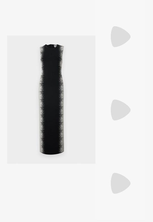Abito senza maniche nero con una silhouette lunga e slanciata, caratterizzato da un motivo a gradiente grigio che passa da una tinta uniforme a una texture.; Sneakers in pelle bianca, design low-top, caratterizzati da una texture liscia, punta rotonda, chiusura con lacci e un piccolo logo ricamato sul lato.; Borsa a mezzaluna nera in pelle con dettagli in hardware dorato, dotata di chiusura con zip. Indossata a tracolla sopra un maglione grigio.; Orecchini a perno in tono oro con design intrecciato. Ogni orecchino presenta uno sfondo circolare trasparente per una vestibilità sicura.