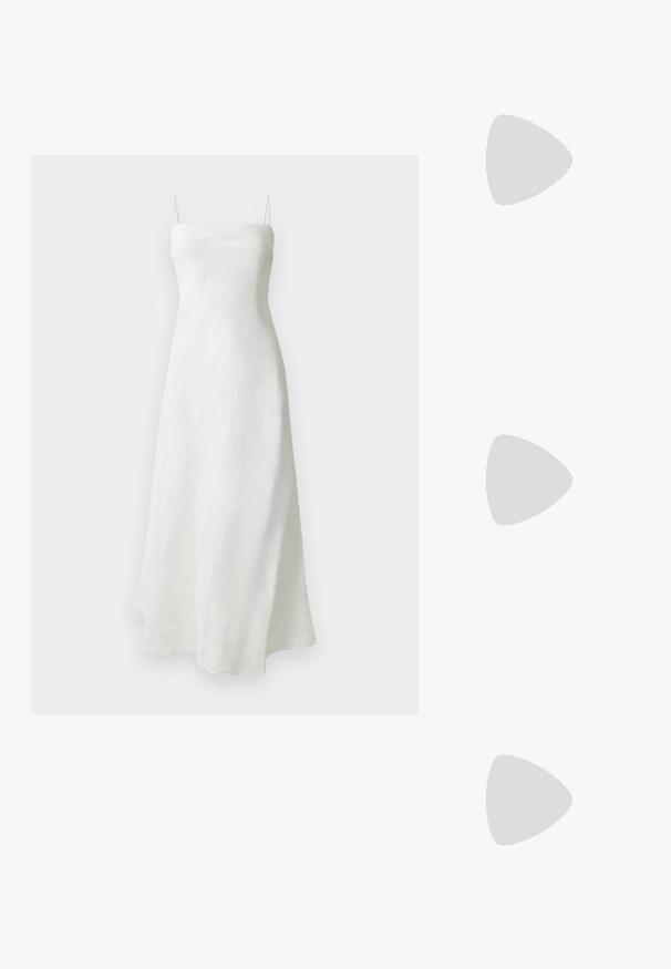 Vestido maxi blanco de lino con finas tirantes, escote recto y una silueta fluida. Textura suave, sin patrones ni acentos visibles.; Tacón slingback negro de charol con punta afilada, que presenta un estampado de serpiente texturizado, correa ajustable y un tacón bloque corto y texturizado.; Bolso cruzado de cuero negro con dos bolsillos frontales, hebillas doradas, cierre de cremallera y una correa delgada. Superficie texturizada y forma rectangular compacta.; Pendientes de aro de metal en tono dorado con una forma curva y alargada. Presentan una superficie lisa y brillante y una punta redondeada para mayor detalle.