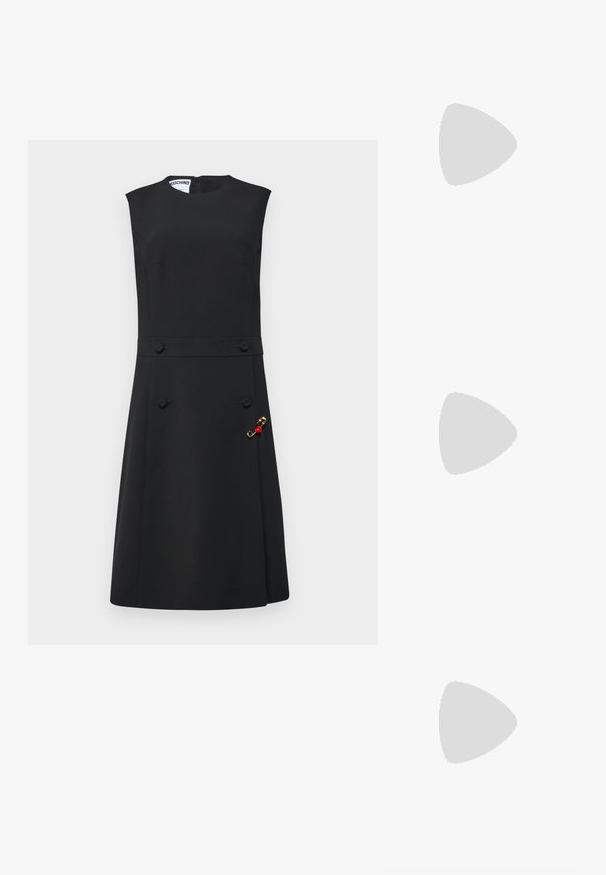 Rochie neagră fără mâneci, cu un corset ajustat, fustă evazată, nasturi în față și o broșă aurie cu accente roșii pe lateral.; Sandale slingback din piele neagră cu vârf ascuțit, având un toc subțire și un accent de culoare aurie pe curea ajustabilă. Textură netedă.; Geantă de umăr din piele neagră, cu un design structurat, având o formă tăiată, mânere superioare și accente din aur. Include o curea de umăr ajustabilă.; Colier cu pandantiv din aur, având un charm neted și rotunjit, cu o gravură subtilă. Lanțul este subțire și are închidere tip crab.
