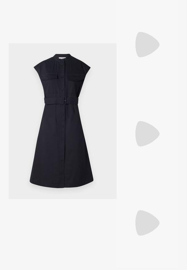 Mørkeblå skjortekjole med korte ærmer, belted talje, to brystlommer og frontknaplukning. Glat stof med en skræddersyet pasform.; Sorte patent slingback hæl med spids tå, prydet med tekstureret slangeskindsmønster, justerbar rem og en kort, tekstureret blokhæl.; Sort læder crossbody taske med to frontlommer, guldspænder, lynlåslukning og en slank rem. Struktureret overflade og kompakt rektangulær form.; Guldfarvede metal hoops øreringe med en bøjet, forlænget form. Har en glat, skinnende overflade og en afrundet spids for ekstra detalje.