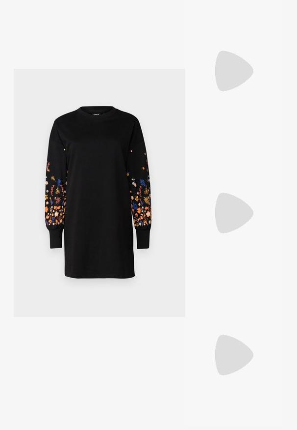 ONLY Petite ONLBROOK DRESS  - Freizeitkleid - black; Schwarze Lederknöchelstiefel mit klobiger, gerippter Sohle, Schnürung vorne und Zuglasche auf glattem weißen Hintergrund.; Schwarze Handtasche mit strukturierter Form, glatter Textur und einem metallischen Verschluss. Kombiniert mit weiten schwarzen Hosen und offenen Sandalen auf einem Holzboden.; Goldene Creolen mit einer glatten, glänzenden Oberfläche. Zirkuläres Design mit einem kleinen Stecker und einer klaren Rückseite für einen sicheren Sitz.