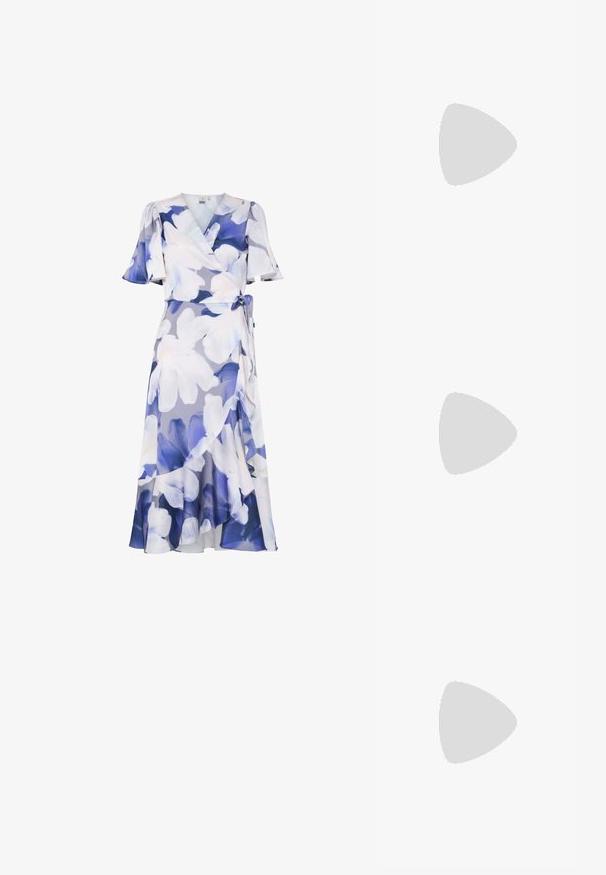 Blommig omlottklänning i ljus lila och blå nyanser. Har korta volangärmar, ett knytband i midjan och en flödande fåll med lagerdesign.; Svart lackläder slingbacksko med spetsig tå, ankelremmar med silverfärgade spännen och detaljer samt en smal klack.; Guldfärgad metallhandväska med en strukturerad design, slät textur och justerbar rem. Har en unik triangulär form och minimalistisk sömnad.; Örhängen i guldton med texturerade, vågiga former. Inkluderar skulpturala clip-on-stift och öppen hoop-design med hamrad finish.