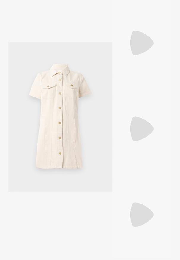 Kortärmad, ljusbeige klänning i denim, med knäppning framtill, två bröstfickor och detaljer i guldton.; Svart lackskin slingback-häl med spetsig tå, med texturerad ormskinnsprint, justerbar rem och en kort, texturerad blockklack.; Svart läderaxelväska med två framfickor, guldspännen, dragkedjestängning och en smal rem. Texturerad yta och kompakt rektangulär form.; Guldtonade örhängen med en rektangulär, klar kristall som hänger under en rad av små, runda klara accenter. Snygg, modern design.