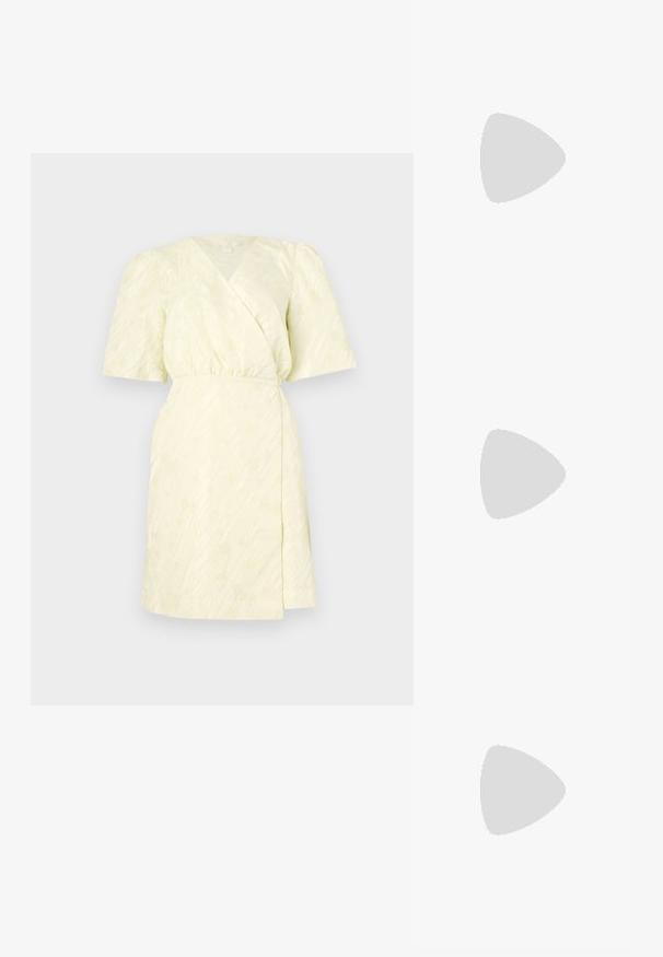 Mīksta dzeltena vāka kleita ar teksturētām svītrām, īsām pūkām un elastīgu jostu pieguļošai formai, ar V veida dekoltē.; Melnas laka ādas apavi ar norādītu purngalu, blokveida papēdi un potīšu jostu, saskaņoti ar pelēkām ribotām kāju sildītājām un brūnu zamšādas svārku.; Melnā mākslīgās ādas rokassoma ar krokodila rakstu, savilkta augšdaļa un saburzīta siksna. Izskatās mīksta un kompakta pēc dizaina.; Zeltīti metāla auskari ar gludu, izliekta dizaina. Ar atšķirīgu smailu formu, pulētu virsmu un eņģu aizdari.