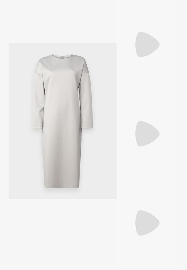 Max Mara Leisure BRAIDA - Koktel haljina / svečana haljina - grigio perla; Crne kožne cipele s remenom oko pete, s izduženim vrhom, dekorativnim trakama s metalnim rupama i niskom blok petom. Teksturirana površina.; Crna kožna torbica s naboranom teksturom, okvirom od srebrnog metala, zatvaranjem na preklop s poljupcem i lancem za nošenje. Glatka, meka površina.; Srebrni padlockovi u obliku srca s ugraviranim tekstovima "DA" i "NE", s poliranim završnim obradama, simetričnim dizajnom i robusnim metalnim kopčanjem.