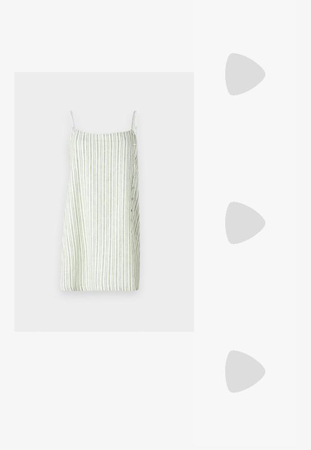 Randig ärmlös klänning i vitt och grönt, med rak skärning, linne-liknande textur och knappdetaljer på sidan.; Svarta lackläder slingback klackar med spetsig tå och geometrisk klack. Har en elegant, minimalistisk design och slät yta.; Svart läderhandväska med en böjd form, avtagbar rem och guldiga detaljer. Väskan har ett lock med en spänndetalj.; Guld-färgad metallarmband med ett mjukt, kurvigt mönster. Har en liten, framträdande silverfärgad accent i ena änden.