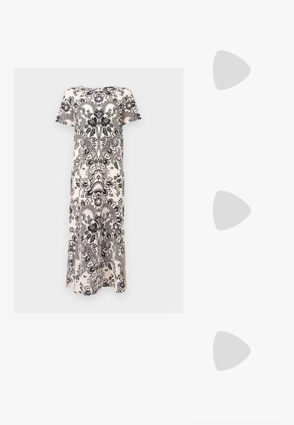 Schwarz floral gemustertes Kleid mit off-weißem Hintergrund, kurzen Ärmeln, einem runden Halsausschnitt und Seitenschlitzen für mehr Bewegungsfreiheit.; Goldene metallische Sandale mit Absatz in Blockform, zwei Riemen über dem Fuß und einem verstellbaren Knöchelriemen. Glatte Textur.; Schwarze Lederhandtasche mit einer geschwungenen Form, goldenen Beschlägen und einem abnehmbaren Griff. Strukturierter grauer Strickpullover, der über schwarzen Hosen getragen wird.; Ohrringe in Goldoptik mit strukturierten, gewellten Formen. Beinhaltet skulpturale Clip-Ohrringe und ein offenes Hoop-Design mit gehämmertem Finish.