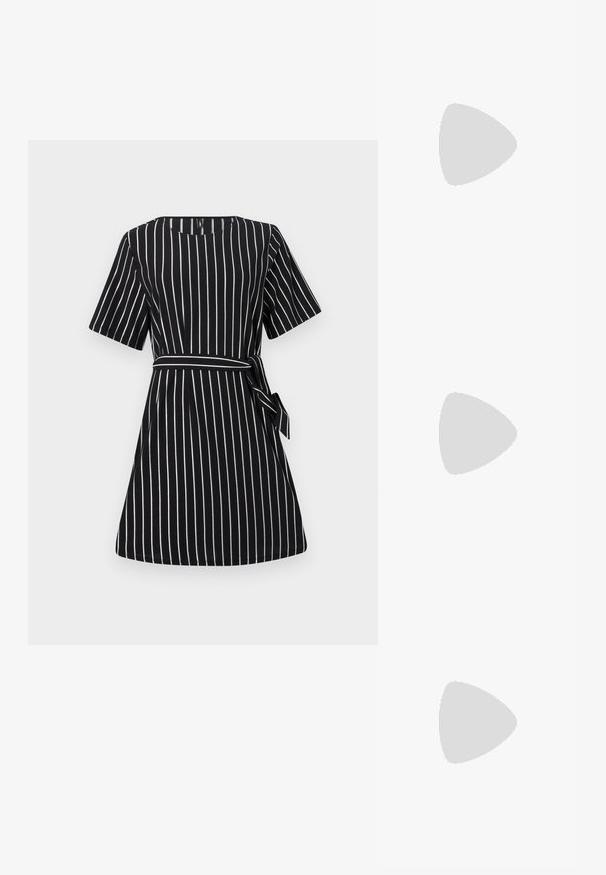 Vestido preto com riscas verticais brancas, mangas curtas, decote em V e cinto amarrado na cintura. Feito de um tecido liso e texturizado.; Sapato slingback preto em pele patentada com bico apontado, tiras no tornozelo apresentando fivelas e acessórios prateados, e um salto elegante.; Bolsa de couro preta com forma curva, alça destacável e detalhes em dourado. A bolsa possui uma aba com detalhe de fivela.; Brincos em tom de ouro com formas onduladas e texturizadas. Inclui studs escultóricos com presilha e um design de argola aberta com um acabamento martelado.