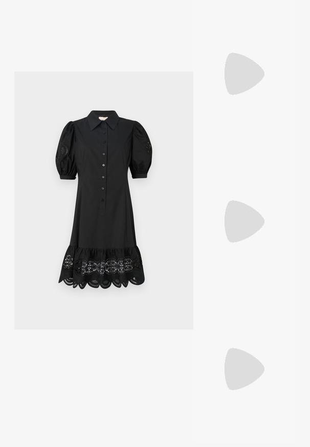 Černé šaty s knoflíkovou přední částí, krátkými nabíranými rukávy a krajkovým lemem se vlnkovým vzorem a výřezy.; Černý špičatý slingback s nízkým podpatkem, vyrobený z hladké kůže, s výřezem na boku pro lepší prodyšnost.; Černá kabelka s dvojitými krátkými uchy a odnímatelným ramenním popruhem. Hladký koženkový materiál s uzávěrem na zip a detailem loga.; Zlaté kruhové náušnice s texturovaným designem a třemi jasnými krystalovými akcenty na jedné straně, které nabízejí moderní geometrickou estetiku.