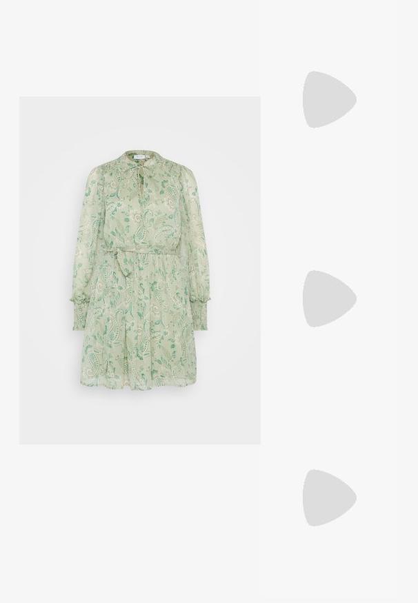 Zeleni oblekasti vzor z odtisom paisley, dolgimi rokavi, elastikastimi manšeti, ovratnikom na gumb in pasom, izdelan iz lahkotnega, prosojnega materiala.; Črne lakirane slingback pete s koničastim nosom in geometrijsko blokasto peto. Imajo eleganten, minimalističen dizajn in gladko teksturo.; Črna usnjena torbica s ukrivljeno obliko, z odstranljivo naramnico in zlatimi dodatki. Torbica ima pokrov s podrobnostmi v obliki zaponke.; Zlati prstan s organskim, zvitim dizajnom, gladko površino in taperiranimi konci, ki ustvarja modernega, skulpturalnega videza.