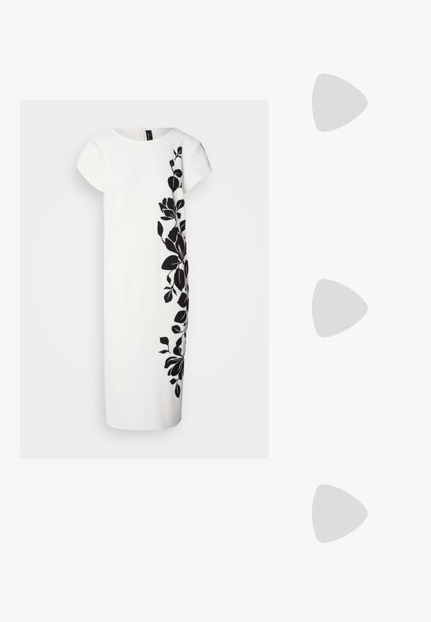 Weißes Kleid mit kurzen Ärmeln, das auf einer Seite ein schwarzes Blumenmuster aufweist. Weicher Stoff, knielanger Schnitt, klare Linien und ein Reißverschluss auf der Rückseite.; Schwarze, hochhackige Sandalen mit dünnen Riemen und einem geknoteten Design, einer glatten, rechteckigen Zehenpartie und einem eleganten Stiletto-Absatz.; Schwarze Leder-Clutch mit rechteckiger Form, glatter Textur, flacher Klappe und einem kleinen Griff seitlich. Enthält ein dezentes Logo.; Silberne Creolen mit einer glatten, glänzenden Oberfläche. Abgerundete Form, leichtes Design, mit einer Steckverschluss.