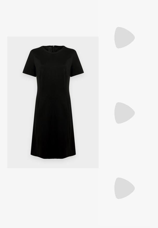 Zwarte jurk met korte mouwen, ronde halslijn en een gladde textuur. Heeft een subtiele A-lijn en een ritssluiting aan de achterkant.; Zwarte puntige slingback schoen met een lage hak, gemaakt van soepel leer en voorzien van een uitsnede aan de zijkant voor ventilatie.; Zwarte handtas met dubbele korte handvatten en een afneembare schouderriem. Glad, leerachtig materiaal met een ritssluiting en logo-detail.; Drie metalen ringen: één roségoud, één goud met een gestructureerd accent en één zilver, allemaal met gegraveerde branding aan de binnenzijde.