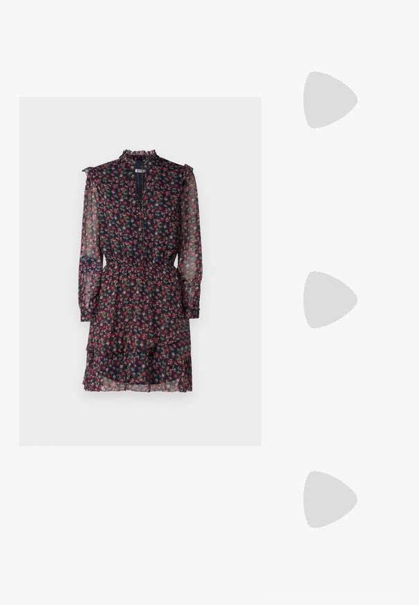 Rochie florală din material subțire de culoare bleumarin, cu modele roșii și verzi, guler înalt volănaș, mâneci lungi și talie strânsă, cu fustă în straturi.; Pantofi cu toc platformă negri, cu vârful ascuțit și curea reglabilă la gleznă. Confecționați din piele netedă, având un toc gros.; Geantă din piele neagră, cu o formă curbată, curea detașabilă și accesorii aurii. Geanta are un capac cu un detaliu tip cataramă.; Cercei aurii cu forme texturate și ondulate. Include studs sculpturale cu clip și un design de cerc deschis cu un finisaj cioplit.