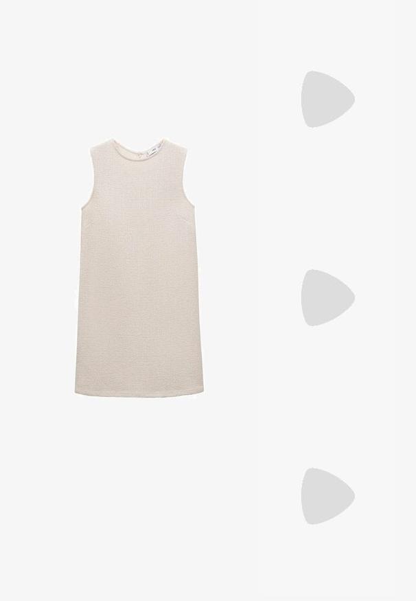 Mango Haljina od žerseja - off-white; Crne lakirane slingback visoke potpetice s šiljastim vrhom, zaobljenim izrezom i blok potpeticom. Sadrži akcent zlatnog tona s kopčom.; Crne prevelike sunčane naočale s gradijentnim lećama, debelim okvirom i zlatnim lancem kao detaljem na krakovima.; Crna torba s teksturiranom površinom, dvostrukim gornjim ručkama i podesivom remenom za rame. Ima zlatne metalne detalje i bočne džepove.