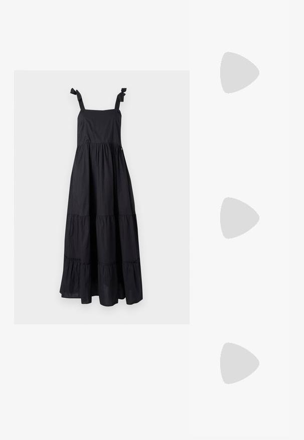 Juodas maxi suknelė su surišamomis petnešomis, kvadratine iškirpte ir pakopine volanų struktūra. Pagaminta iš lengvos medžiagos su lygiu paviršiumi.; Juodas lakuotas odinis batelis su smailiu pirštu, kulkšnies dirželiais su sidabrinėmis sagtimis ir detalėmis, bei plonu kulnu.; Aukso metalinės rankinės su struktūrizuotu dizainu, lygaus paviršiaus ir reguliuojama dirželiu. Pasižymi unikaliu trikampiu pavidalu ir minimalizmu siuvinėjime.; Auksinės auskarai, turintys tekstūruotus, bangų formos elementus. Įeina skulptūriniai segami auskarai ir atviri lankai su išmuštu paviršiumi.