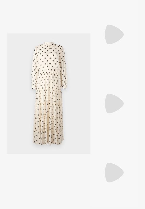 Langes, cremefarbenes Kleid aus leichtem Stoff, mit schwarzen Punkten, Knopfleiste vorne, Kragen und gestuftem Design.; Schwarze Lack-Slingback-Pumps mit spitzem Zehenbereich, versehen mit strukturiertem Schlangenprint, verstellbarem Riemen und einem kurzen, strukturierten Blockabsatz.; Schwarze Leder-Umhängetasche mit zwei vorderen Taschen, goldenen Schnallen, Reißverschluss und einem schmalen Tragegurt. Texturierte Oberfläche und kompakte rechteckige Form.; Goldfarbene Metall-Hoops mit einer geschwungenen, länglichen Form. Sie verfügen über eine glatte, glänzende Oberfläche und eine abgerundete Spitze für zusätzliche Details.
