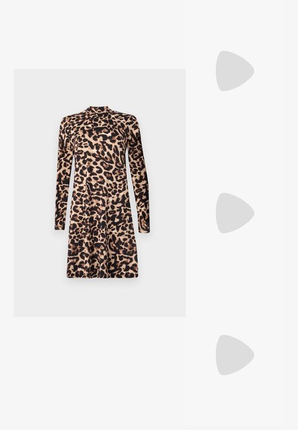 Leoparda raksta kleita ar garām piedurknēm, augsto apkakli un izpletu siluetu. Audumam ir gluda tekstūra, ar kontrastējošām tumšām un gaišām krāsām.; Gaišpelēka kedas, izgatavotas no zamša un sieta, ar trim baltām svītrām, apaļu purngalu un gumijas zoli. Zelta logo akcenta detaļa blakus auklām.; Melni, stūrveida saulesbrilles ar pelēkiem objektīviem; izgatavotas no plastmasas, ar biezām kājām, kam ir gluda virsma un nav redzamu stiprinājumu.; Zeltīti metāla auskari ar gludu, izliekta dizaina. Ar atšķirīgu smailu formu, pulētu virsmu un eņģu aizdari.