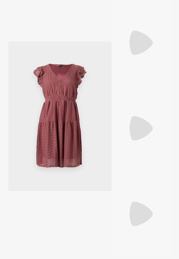 Pūkuotų rankovių suknelė dulkėto rožinio atspalvio, su nėriniu, V formos iškirpte, elastinga juosmeniu ir kelių sluoksnių sijonu su išpjovimo raštais.; Aštrus pirštas aukštakulnis batelis su sidabro, aukso ir nuogų spalvų deriniu. Blizgus paviršius su išpjovos dizainu, su stiletto kulnu.; Sidabrinė metalinė maišelio forma su švelnia, apvalia forma ir mazgu užveriamu viršumi. Pagaminta iš lygios dirbtinės odos medžiagos.; Sidabriniai auskarai žiedai su sukto dizaino, turintys poliruotą apdailą ir fiksavimo smeigtuką. Skersmuo maždaug 3 cm.