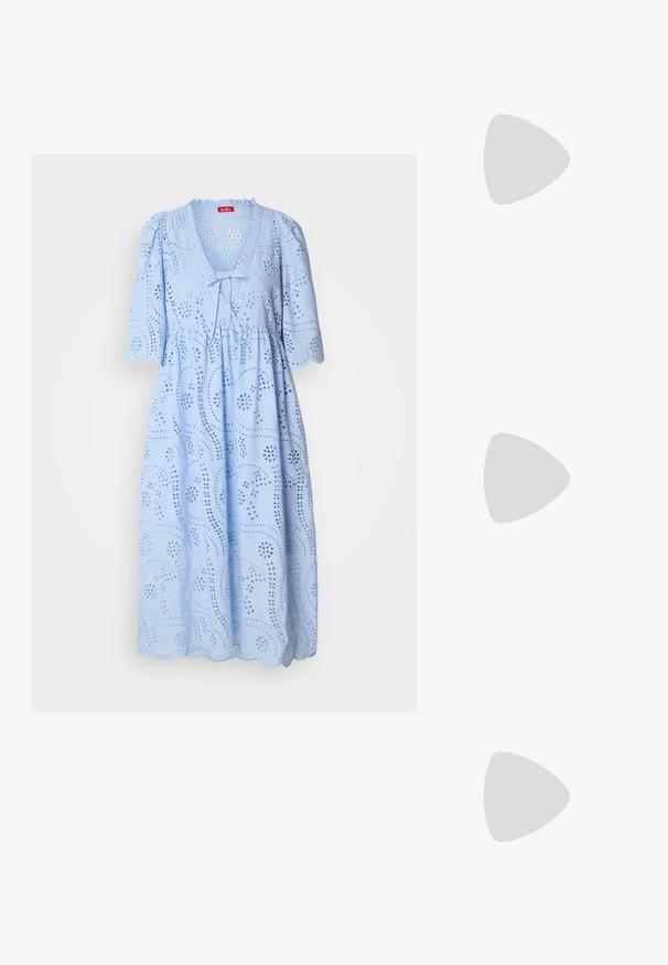 Vaaleansininen mekko, joka on väljää mallia, lyhyillä puffihihnoilla, V-pääntiellä, silmiä miellyttävällä kuvioinnilla ja aaltoilevalla helmalla, valmistettu tekstuurisesta puuvillakankaasta.; Mustat hihnalligat, joissa on neliön muotoinen kärki ja matala lohkokorko. Ominaisuuksiin kuuluu useita ohuita hihnoja ja säädettävä nilkkahihna. Valmistettu sileästä nahasta.; Musta nahkainen olkalaukku, jossa on sileä pinta, suorakulmainen muoto ja metalliketju yksityiskohtana edessä. Mukana säädettävä hihna.; Hopeakoru drop -korvakorut, joissa on neliömuotoinen nappi, sileällä, kiillotetulla pinnalla ja pisaran muotoisella designilla, heijastavat valoa kiiltävän pinnan kautta.