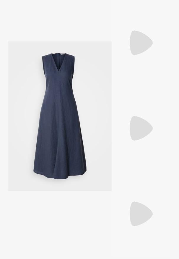 Vestido sem mangas azul-marinho em linho com decote em V e fecho de zipper nas costas. A silhueta rodada apresenta uma textura mínima e linhas limpas.; Sapato de salto metálico dourado com bico pontiagudo, uma tira no tornozelo com fecho circular e um design de salto grosso. Textura suave.; Bolsa crossbody de couro preto com uma textura suave, forma retangular e um detalhe em corrente metálica na frente. Inclui uma alça ajustável.; Brincos em tom prateado com um design em argola torcida, apresentando uma superfície texturizada e detalhes canelados, fixados com um fecho de pino.