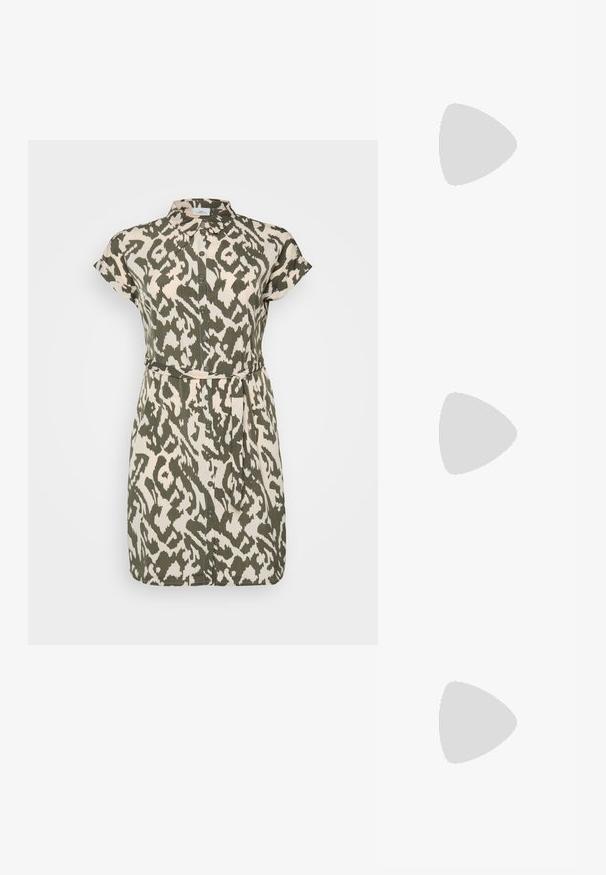 Robe à manches courtes avec un devant à bouton, affichant un imprimé abstrait olive et crème, en tissu doux, et une ceinture à nouer à la taille.; Sandales à talons vernies noires avec un bout carré, des sangles autour de la cheville et des boucles en argent. Dotées d'un talon bloc épais pour plus de stabilité.; Lunettes en métal doré avec des verres ovales, des branches fines et des plaquettes de nez transparentes. Présente des accents subtils sur les charnières et des verres transparents.; Sac à main en cuir noir avec une forme courbée, bandoulière amovible et des accessoires en or. Le sac est doté d'un rabat avec un détail de boucle.