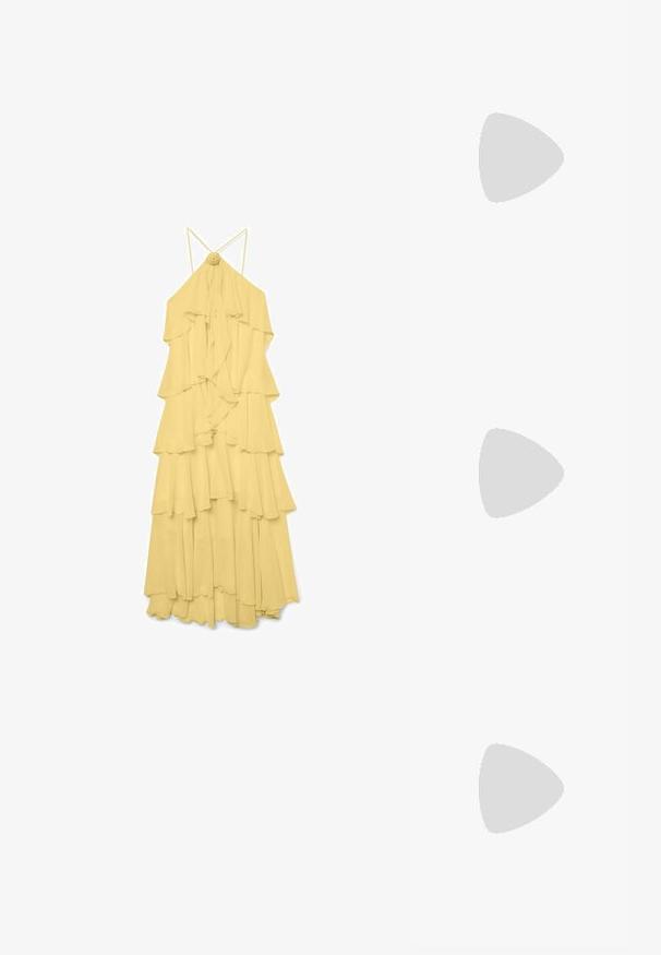 Robe maxi jaune à volants superposés avec des bretelles spaghetti. Présente un accent en forme de fleur au niveau du col. Tissu doux et fluide.; Escarpin en cuir verni noir à talon haut, avec un bout pointu, une bride réglable à la cheville et des côtés ouverts. Texture lisse.; Sac à main en cuir noir avec une forme courbée, bandoulière amovible et des accessoires en or. Le sac est doté d'un rabat avec un détail de boucle.; Boucles d'oreilles dorées présentant des formes texturées et ondulées. Comprend des clips sculpturaux et un design de créoles ouvertes avec une finition martelée.
