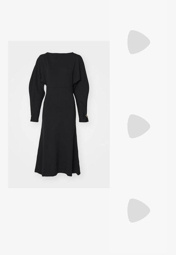 Schwarzes Strickkleid mit einem Bootsausschnitt, langen Puffärmeln und einem leicht ausgestellt geschnittenen Saum. Goldene Akzente an den Ärmelsäumen.; Schwarze Leder-Mules zum Hineinschlüpfen mit spitzer Zehe, geraffter Textur und kleinem Kitten-Heel. Verfügt über ein Zugbanddetail am Öffnung.; Metallisch silberne Handtasche mit einem Netzdesign aus kleinen runden Scheiben, ausgestattet mit einem Schultergurt und einer weichen, abgerundeten Form.; Cult Gaia ERIN EARRING - Ohrringe - gold-coloured