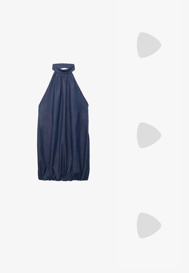 Traper haljina s halter izrezom u tamnoplavoj boji, s nabranim izrezom, lepršavim dizajnom i elastičnom donjom rubom za dodatni volumen.; Kratka čizma od tan sueda s tri sloja rese. Oštri vrh i niska blok peta. Glatka tekstura kroz cijelu čizmu.; Smešena smeđa suđena torba s dugim resicama, zakrivljenim oblikom i jednim remenom za rame. Ima glatku, teksturiranu površinu.; Ogrlica od zlatnog metala s fleksibilnim, finim mrežastim dizajnom, koja ima sigurnu kopču i lanac podesive dužine za prilagodbu.
