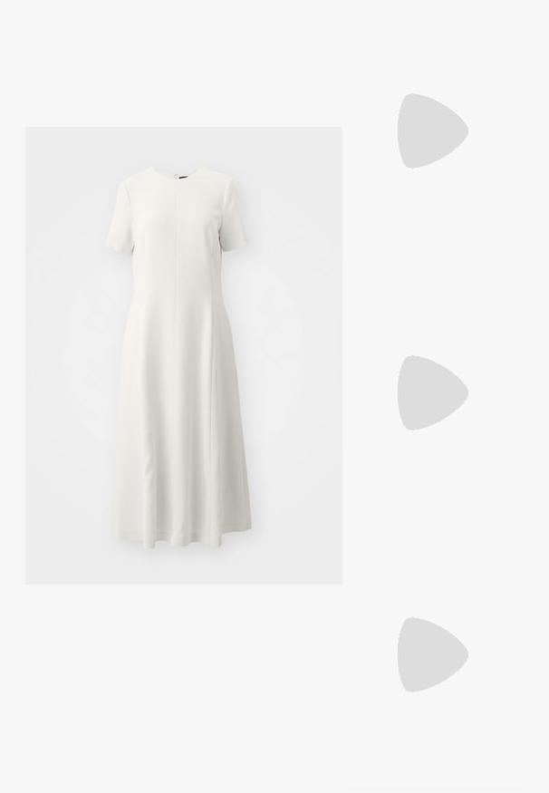 Korte mouwen, knie-lange jurk in licht ivoor, met een ronde halslijn, een soepele textuur en een subtiele ritsdetail aan de achterkant.; Ballet flats met een beige leren bovenwerk en een glanzende zwarte lakleren neus. Voorzien van een klein strikje aan de voorkant. Platte zool.; Zwarte kat-oog zonnebrillen van kunststof, met donkere lenzen en gouden logo-accenten op de slapen. Glad oppervlak, slank ontwerp.; Bruine leren boodschappentas met een gladde textuur, verticale naaddetails en twee platte handvatten. Open ontwerp aan de bovenkant, ruime binnenkant.