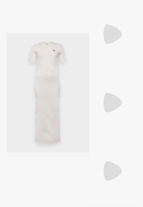 DOUBLE A BY W.W. HAI RESORT BABY TEE DRESS - Maksi garuma kleita - off-white; Melna patent āda ar slīdošo papēdi un smailo purngalu, ar teksturētu čūsku drukājumu, regulējamu siksniņu un īsu teksturētu blokpapēdi.; Sudraba ādas krustnabas soma ar teksturētu apdari, ķēdes un siksnu akcentiem, kā arī rāvējslēdzēja aizdari. Priekšpusē ir logs.; Lauren Ralph Lauren BASIC SMALL HOOP - Auskari - gold-coloured