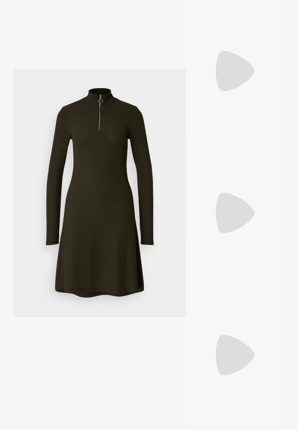 Dolga rukavica, rebrasta obleka v temno olivno zeleni barvi z visokim ovratnikom in četrtasto zadrgo. Rob obleke je rahlo razširjen za dodatno oblikovanje.; Črne lakirane slingback pete s koničastim nosom in geometrijsko blokasto peto. Imajo eleganten, minimalističen dizajn in gladko teksturo.; Črna usnjena torbica s ukrivljeno obliko, z odstranljivo naramnico in zlatimi dodatki. Torbica ima pokrov s podrobnostmi v obliki zaponke.; Zlato obarvani uhani z teksturiranimi, valovitimi oblikami. Vključujejo skulpturalne sponke za ušesa in odprto obliko obročka s kladivastim finišem.