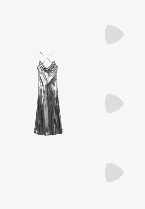 Robe argentée métallique avec une texture fluide, présentant de fines bretelles croisées et un design enroulé qui crée une silhouette drapée.; Chaussure à talon aiguille à bout pointu avec un schema de couleurs argent, or et nude. Fini brillant avec un design découpé, dotée d'un talon stiletto.; Pochette en métal argenté avec une forme douce et arrondie et un fermoir en haut noué. Fabriquée en simili cuir lisse.; Boucles d'oreilles en argent en forme de créoles avec un design torsadé, dotées d'une finition polie et d'une fermeture à poussoir. Mesurent environ 3 cm de diamètre.