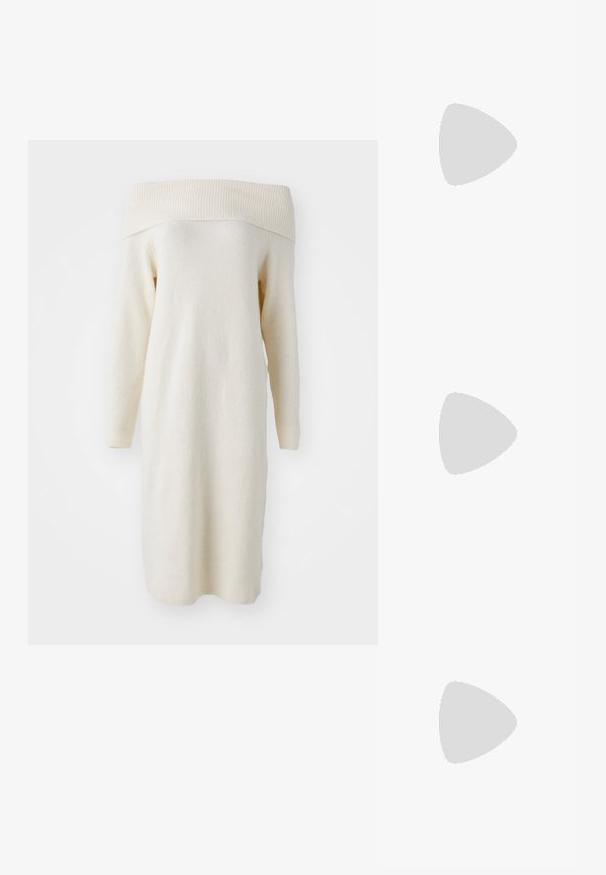 Bezplecu krēmkrāsas adīta kleita ar garām piedurknēm, ribu kakla izgriezumu un mīkstu tekstūru, ar taisnu siluetu un līdz ceļiem garumu.; Melna lakota āda ar atvērto papēdi, ar smailu purngalu un ģeometrisku blokpapēdi. Iezīmējas elegants, minimāls dizains un gluda tekstūra.; Melnas ādas hobo soma ar gludu tekstūru, izliekta forma un vienu regulējamu jostu; augšā ir plaša atvere.; Zeltīti metāla auskari ar gludu, izliekta dizaina. Ar atšķirīgu smailu formu, pulētu virsmu un eņģu aizdari.