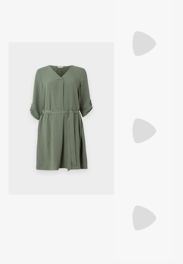 Gaiši zaļš apģērbs ar V veida kaklu, trīs ceturtdaļu piedurknēm un jostu. Izgatavots no teksturēta auduma, ar ruļļveida piedurknēm un brīvu piegriezumu.; Melna lakota āda ar atvērto papēdi, ar smailu purngalu un ģeometrisku blokpapēdi. Iezīmējas elegants, minimāls dizains un gluda tekstūra.; Melnas ādas rokassoma ar izliekta formu, noņemamu siksnu un zelta aksesuāriem. Somai ir vāciņš ar sprādzes detaļu.; Zelta-tonēti auskari ar gludu, pulētu apdari. Iezīmē pusapaļa forma un droša aizdare uz stieņa.