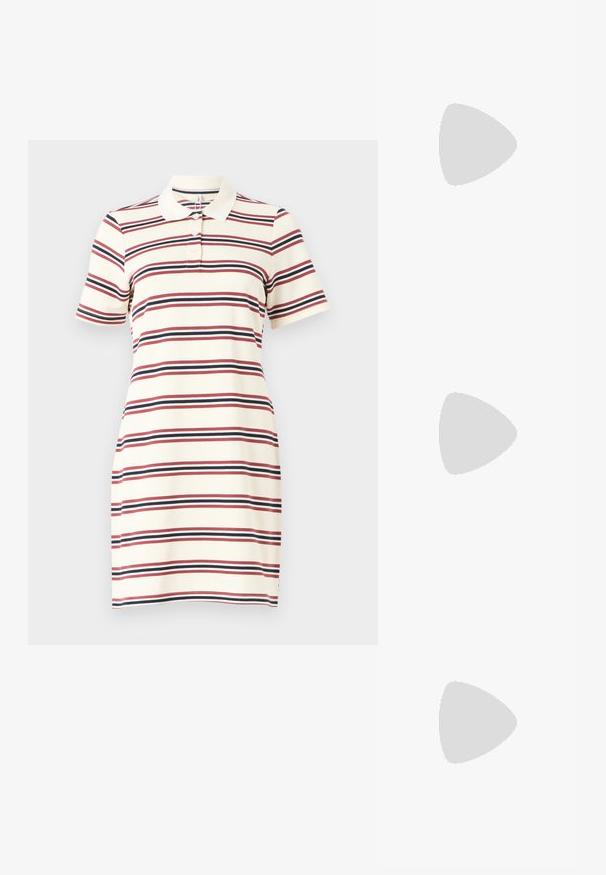 Das Polokleid hat eine cremefarbene Basis mit horizontalen Streifen in Rot, Marineblau und Weiß. Es verfügt über einen Kragen, kurze Ärmel und eine figurbetonte Form.; Weißes Baumwoll-T-Shirt mit einem großen, leuchtend roten Hummer-Design auf der Vorderseite. Mit kurzen Ärmeln und klassischem Rundhalsausschnitt.; Weiße hochwertige Leinensneaker mit schwarzer Gummisohle, vorderem Gummizehenschutz und sechs Ösen für Schnürsenkel, die ein sauberes, minimalistisches Design aufweisen.; Rote Lederhandtasche mit einem kantigen, geometrischen Design. Verfügt über einen verstellbaren Schulterriemen und einen Klappenverschluss mit genähten Details.