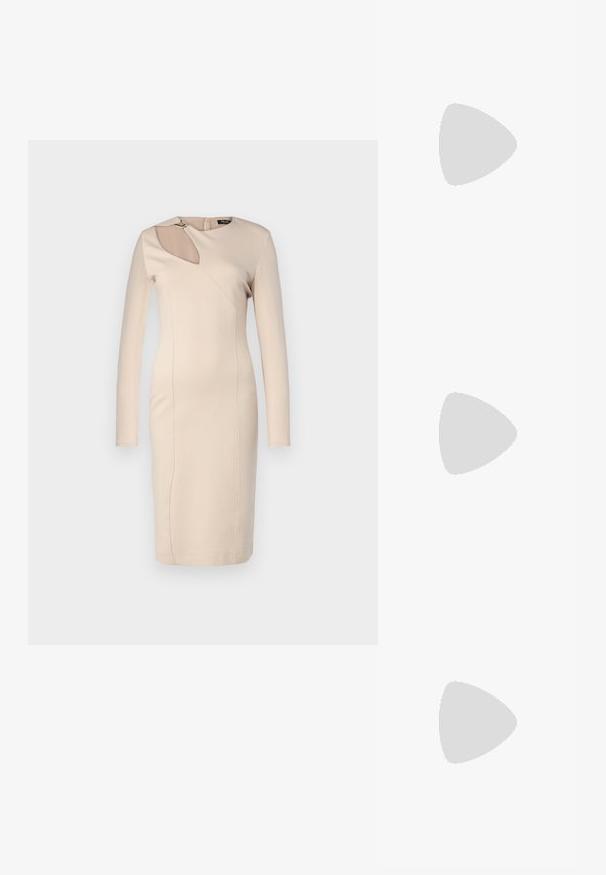 Bež midi haljina s dugim rukavima, koja se ističe jedinstvenim izrezom na lijevom ramenu, asimetričnim izrezom i elegantnim pripijenim dizajnom.; Crne sandale na visokoj potpetici imaju tanke trake s čvorastim dizajnom, glatki kvadratni vrh i elegantnu stiletto petu.; Svijetlosivi metalik ruksač s lancem, ukrašen malim okruglim metalnim zakovicama i trokutastim logotipom marke.; Srebro naušnice u obliku prstena s glatkom, sjajnom završnom obradom. Zaobljenog oblika, laganog dizajna, s kopčom na poleđini.