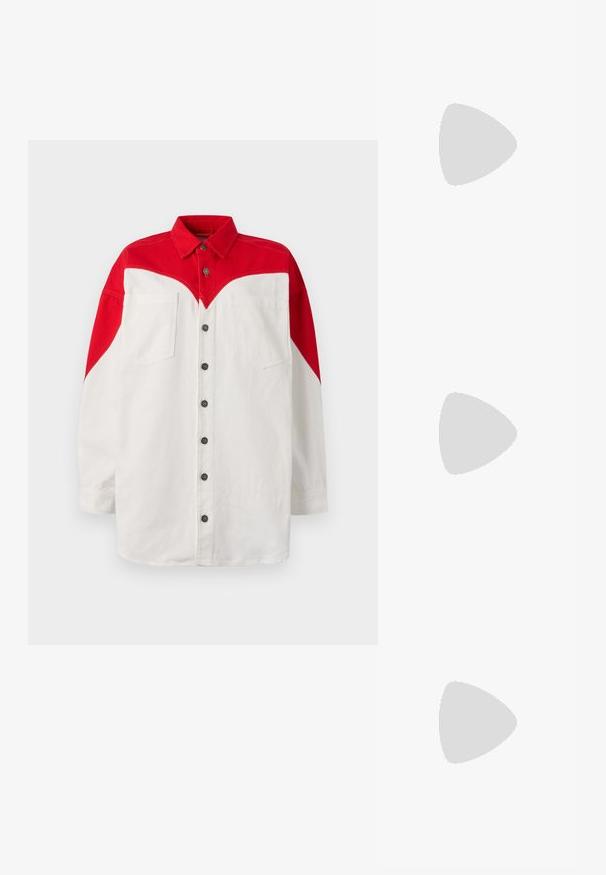 Fiorucci HEART SHIRT DRESS - Rochie tip cămașă - red/white; Pantof cu toc din suede bleumarin, cu vârful ascuțit și un toc de înălțime medie în formă de bloc. Textură netedă cu o strălucire subtilă și o mică decupare în față.; Ochelari de soare dreptunghiulari negri cu lentile gri, având accente geometrice aurii pe tâmple și o ramă din plastic lucios.; The Kooples SAC - Geantă de mână - blue