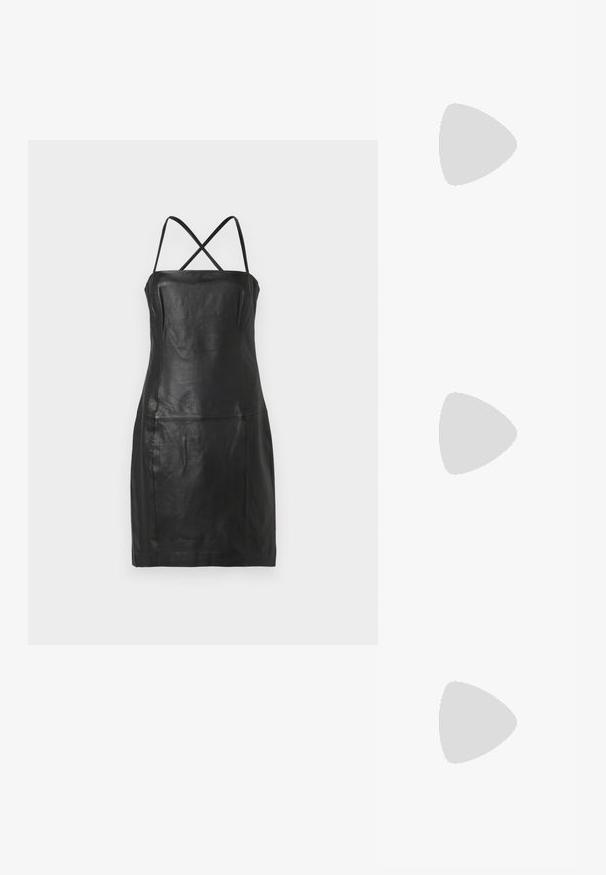 Črna usnjena obleka s prilegajočo silhueto, tankimi križnimi naramnicami in brez vidnih zaponk ali vzorcev. Gladka tekstura, minimalističen dizajn.; Črne lakirane slingback pete s koničastim nosom in geometrijsko blokasto peto. Imajo eleganten, minimalističen dizajn in gladko teksturo.; Črna usnjena torbica s ukrivljeno obliko, z odstranljivo naramnico in zlatimi dodatki. Torbica ima pokrov s podrobnostmi v obliki zaponke.; Srebrn dvojni prstan z gladko, polirano površino. Ima tekoč, ukrivljen dizajn z prekrivajočimi se sekcijami za sodoben videz.