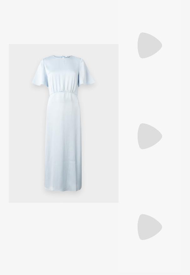 Lys blå kjole med rund utringning, korte fladderermsermer, elastisk midjebånd og en flytende, gulvlengde silhuett. Glatt tekstur.; Svarte patentlær slingback hæler med spiss tå og geometrisk blokk hæl. Har et stilrent, minimalistisk design og jevn tekstur.; Gul faux-krokodille veske med en strukturert design, toppen håndtak, avtagbar kjede stropp, og dekorativ krystallbortsettelse på låsen.; Gullfargede øredobber med teksturerte, bølgete former. Inkluderer skulpturelle klipsstuds og åpen hoop-design med en hamret finish.