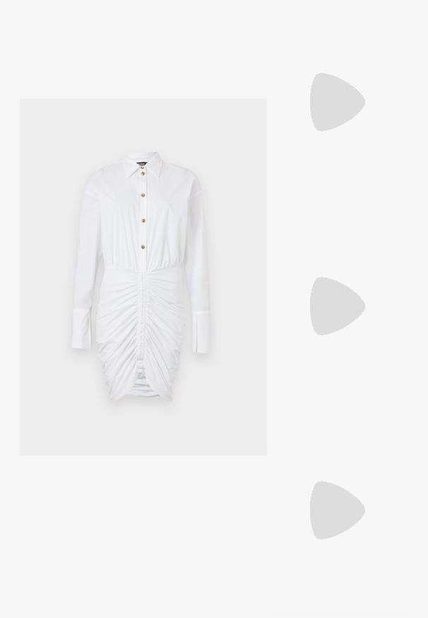 Abito camicia bianco con maniche lunghe, chiusura frontale con bottoni, bottoni dorati e texture arricciata lungo i lati, che crea una forma aderente.; Slingback con tacco in vernice nera con punta affusolata, caratterizzato da una stampa a serpente testurizzata, cinturino regolabile e un tacco corto e testurizzato.; Borsa a tracolla nera in pelle con due tasche frontali, fibbie dorate, chiusura con zip e una tracolla sottile. Superficie texturizzata e forma rettangolare compatta.; Orecchini in tonalità dorata con un cristallo trasparente rettangolare sospeso sotto una fila di piccoli accenti trasparenti rotondi. Design elegante e moderno.