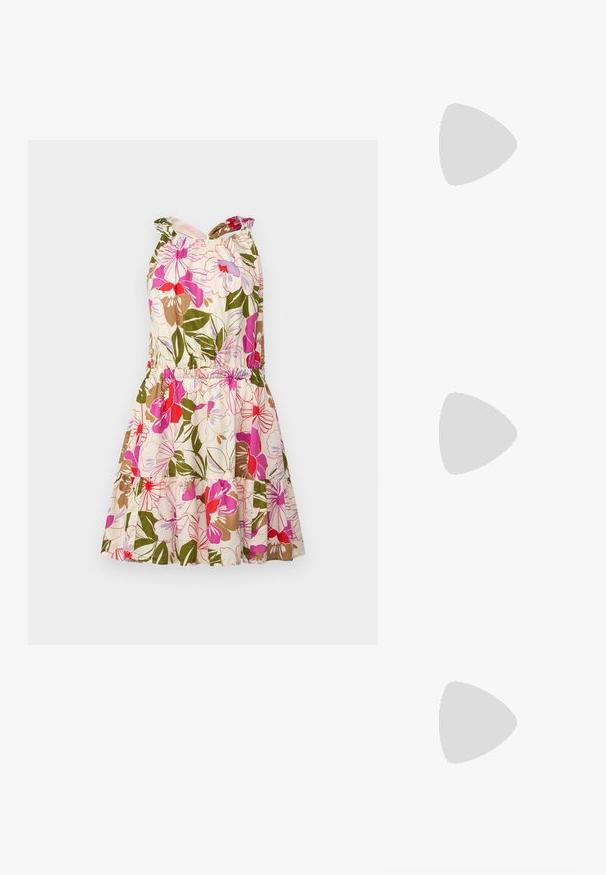 Blomstrete bomulds kjole med pink, rød og grønne mønstre. Har en tætsiddende liv, elastisk talje og lagdelt skør.; Spidse flade sko i cremefarvet læder med gennemsigtig overdel prydet med spredte rhinsten. Blød sål for komfort, minimalistisk design.; Beige læder crossover taske med en sløjfe detalje, guldbeslag og en enkelt justerbar skulderrem, båret over en grøn quiltet jakke.; Guldtonede øreringe med ovalformede klare krystaller omgivet af mindre klare sten, med et krogdesign for sikker bæring.