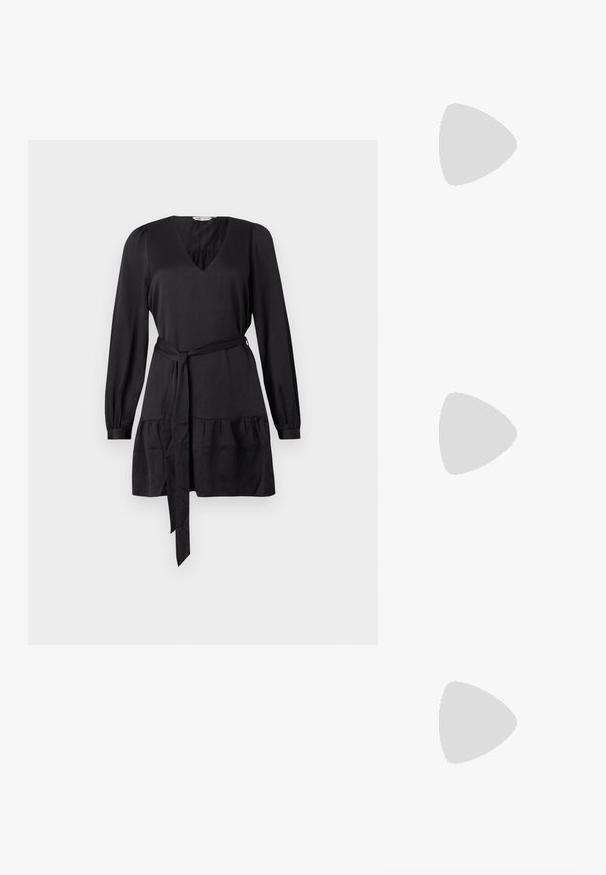 Vestido negro con escote en V, mangas largas y cinturón anudado. Presenta un volante fruncido en el dobladillo para mayor textura. Acabado de tela suave.; Zapato de tacón alto con punta afilada en una combinación de colores plateado, dorado y nude. Acabado brillante con diseño recortado, que presenta un tacón de aguja.; Bolsa de pouch metálica plateada con una forma suave y redondeada y un cierre en la parte superior con un nudo. Hecha de un material de imitación de cuero suave.; Pendientes de aro de plata con diseño retorcido, que presentan un acabado pulido y cierre de presión. Miden aproximadamente 3 cm de diámetro.