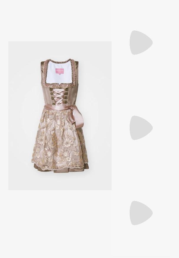 Robes traditionnelles dirndl avec un corsage ajusté en tissu taupe, orné de broderies florales. La jupe présente un design superposé avec des accents en dentelle.; Talons aiguilles dorés métalliques avec un bout pointu et un talon épais. Texture lisse, design minimaliste et une fine bride.; Sac à main en métal doré avec un design structuré, texture lisse et bandoulière ajustable. Présente une forme triangulaire unique et des coutures minimalistes.; Trois paires de boucles d'oreilles : de grandes perles blanches en boutons, des créoles en or avec des pierres claires, et deux longues boucles d'oreilles droites en or avec des détails scintillants.